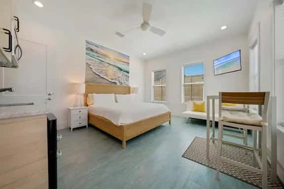 11 TW STUDIO 2: Bahama - Image 1