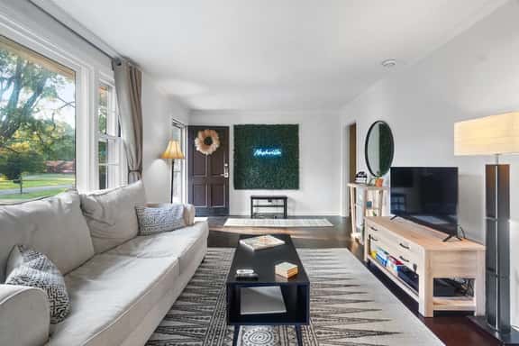 3329 Marcus Dr - Image 1
