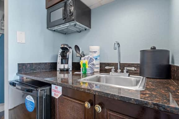 6881 Bayside Inn - Image 5