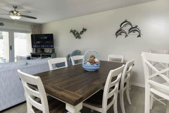 1101 Maravilla - Image 4